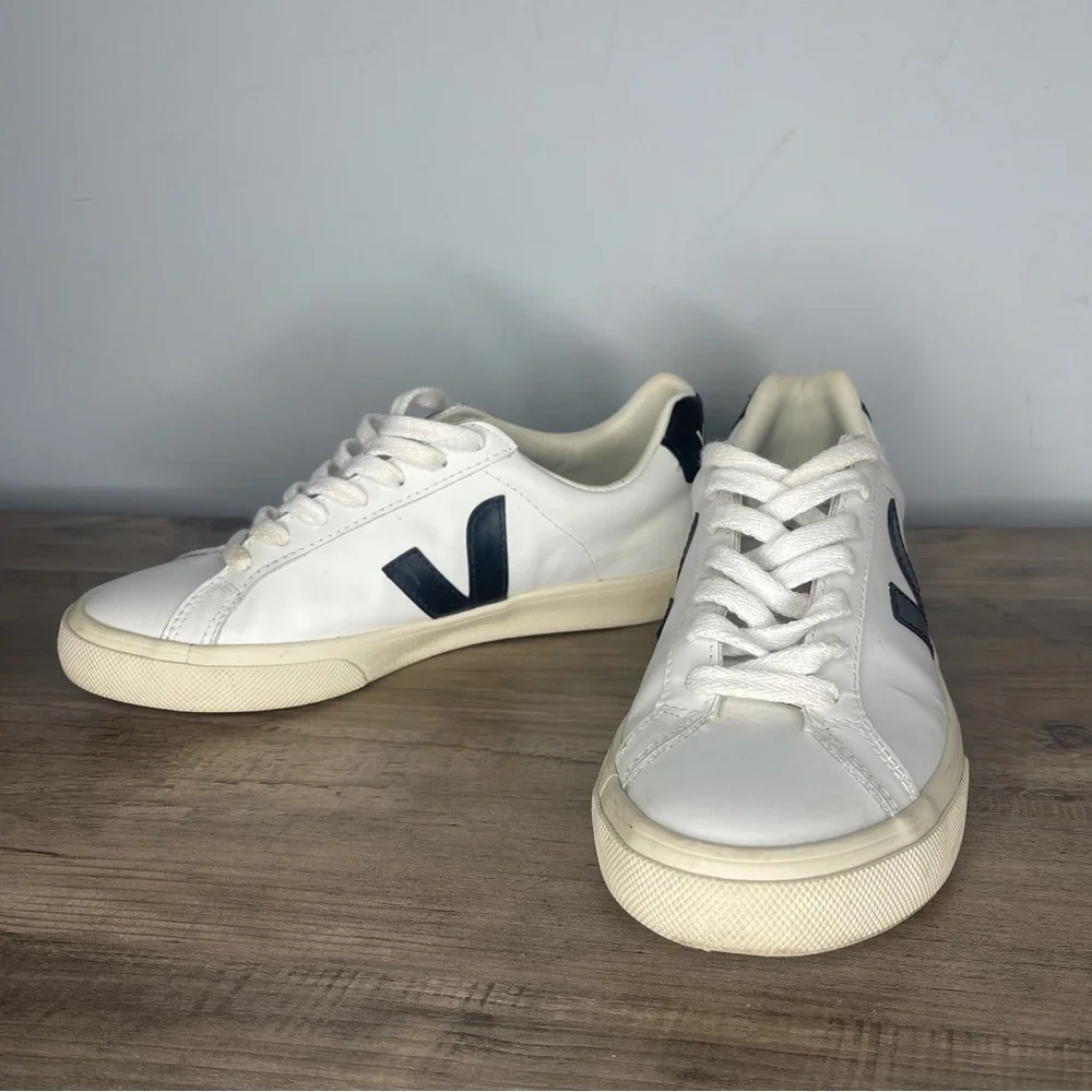 Women’s Veja esplar White and Black Sneakers tennis shoes‎ size 6